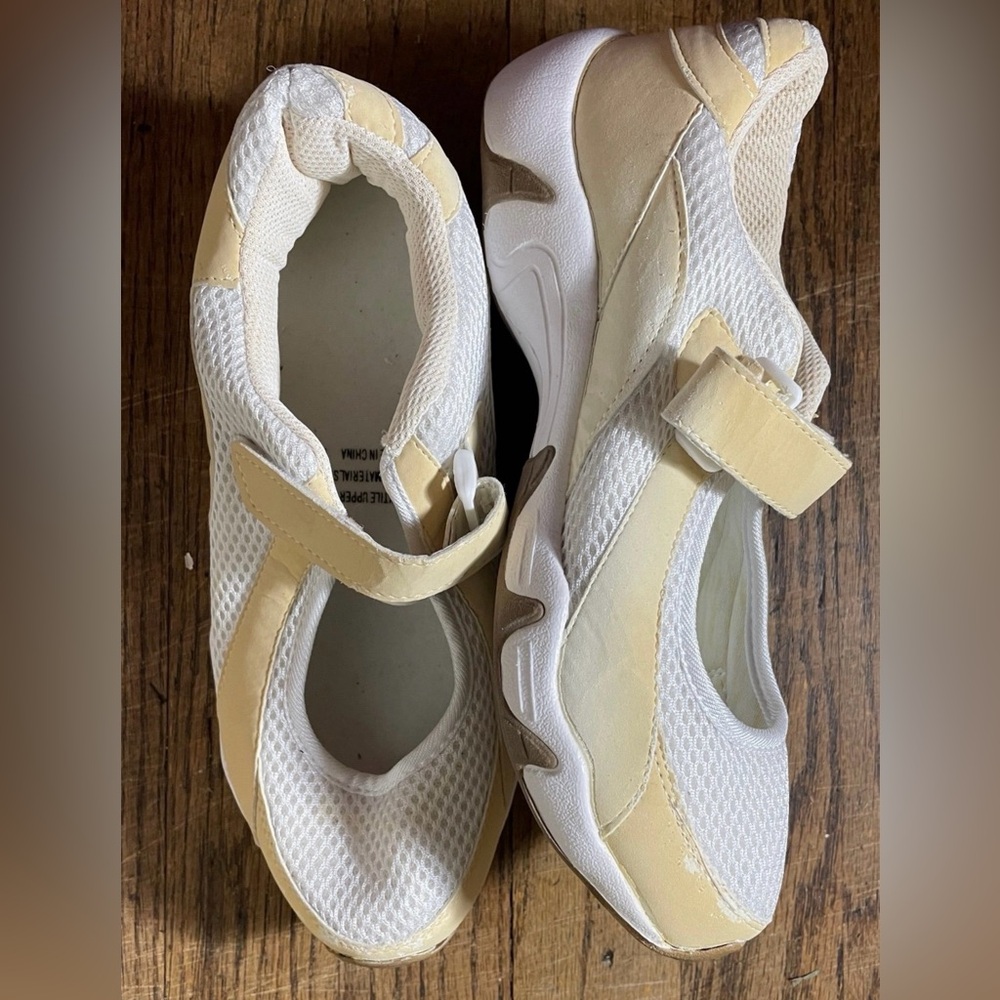 Velcro Shoes with White Size 7W